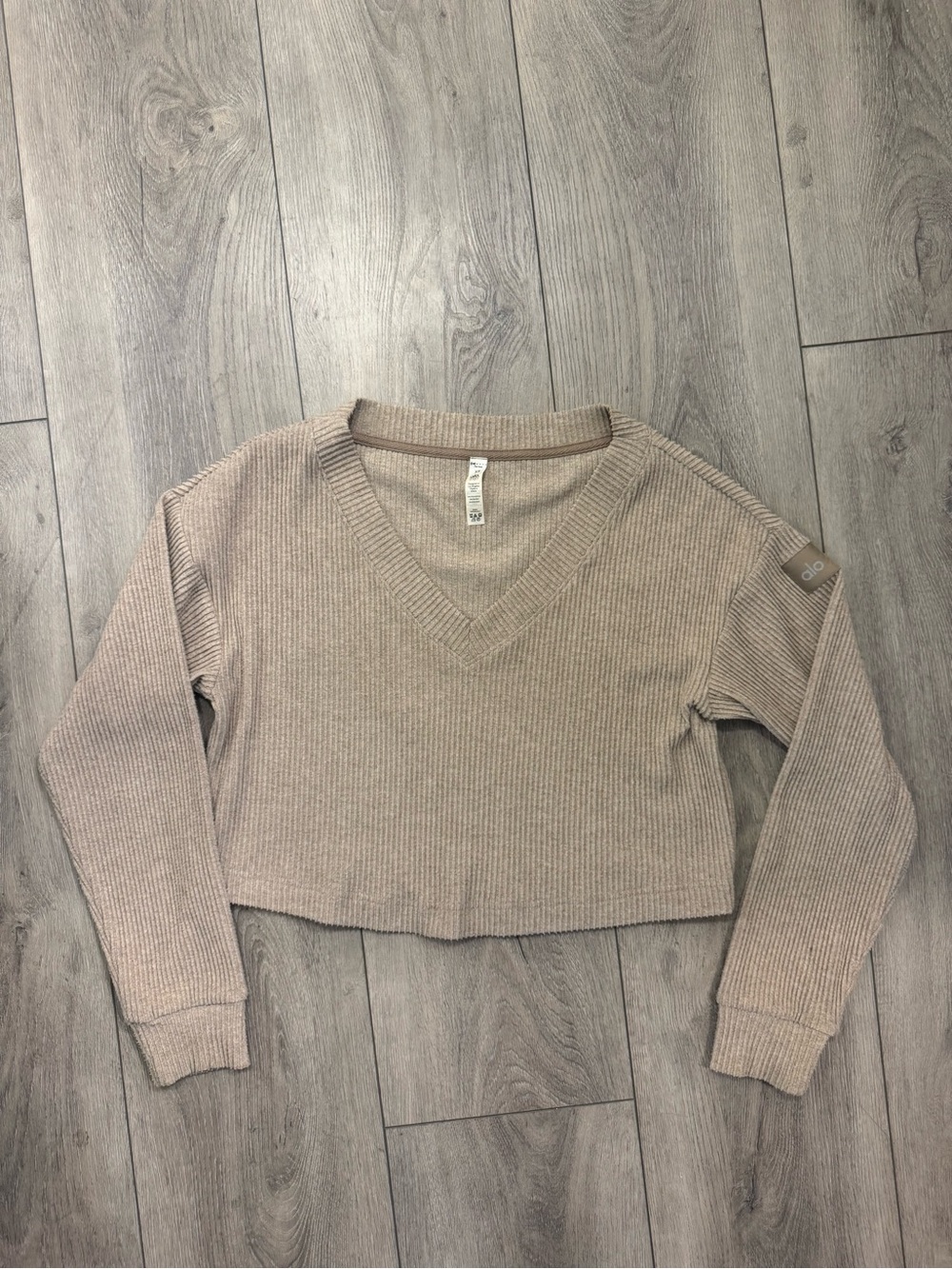 ALO Cropped Muse Ribbed V-Neck Pullover in Gravel